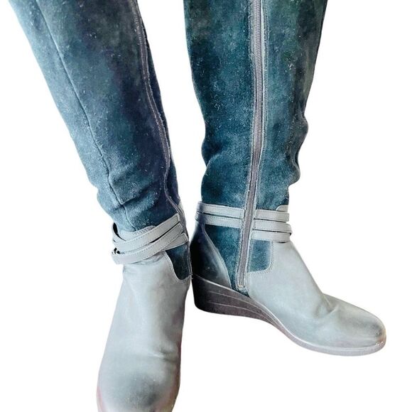 UGG AUSTRALIA Lesley 1005266
Side Zip Black Suede Tall Wedge
Boots Size 10. - Picture 7 of 11